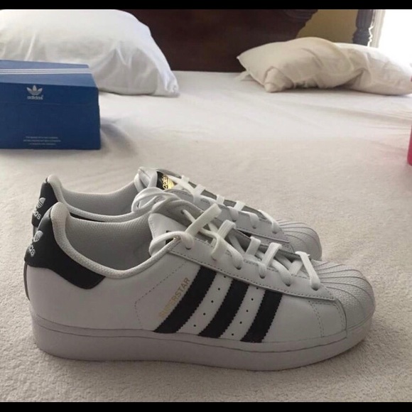 🌟 Superstar Adidas Shoes - Picture 4 of 5